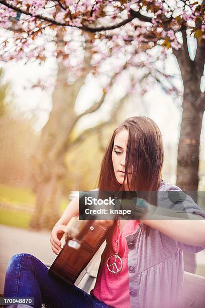 Hermosa Mujer Tocando La Guitarra En Florecer Naturaleza Foto de stock y más banco de imágenes de Linkoping