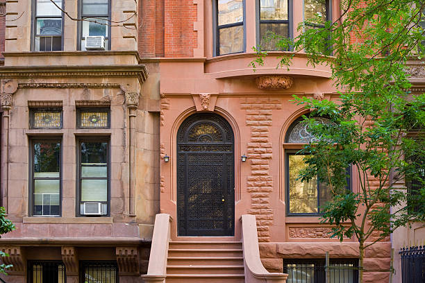 típica brownstone row house, cidade de nova york - front door house door facade - fotografias e filmes do acervo