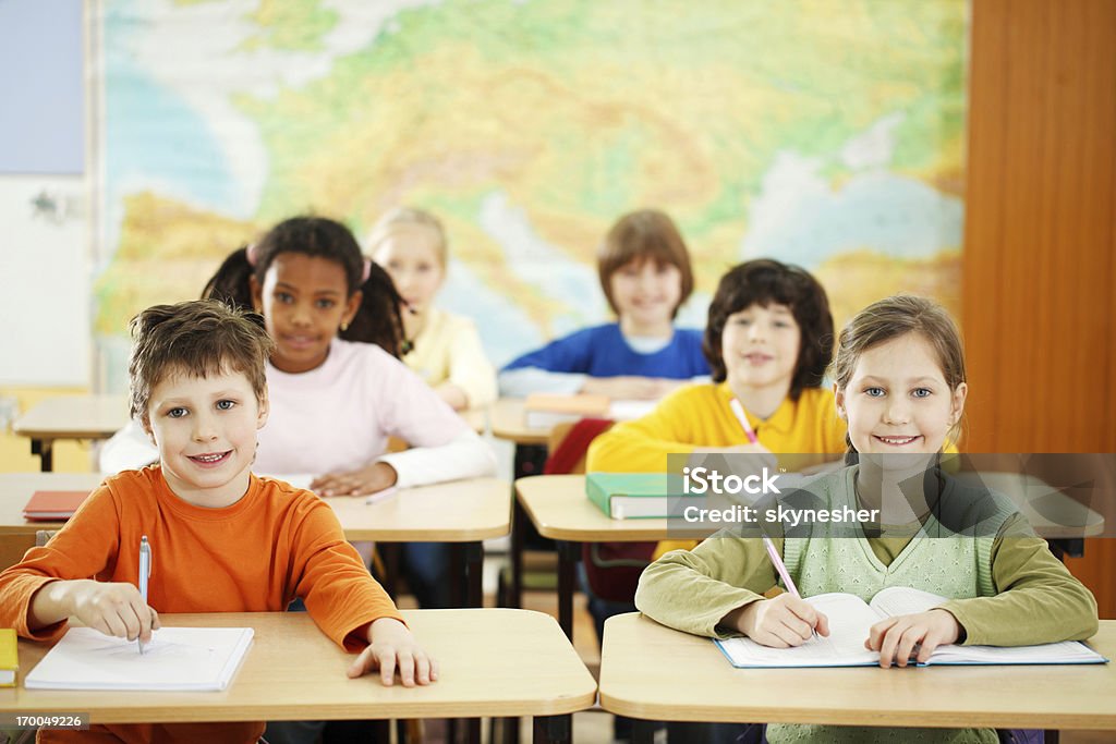 Élémentaires élèves assis dans une salle de classe - Photo de Bureau - Ameublement libre de droits