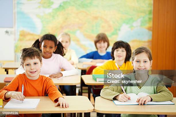 Photo libre de droit de Élémentaires Élèves Assis Dans Une Salle De Classe banque d'images et plus d'images libres de droit de Bureau - Ameublement - Bureau - Ameublement, Groupe multi-ethnique, Niveau d'éducation