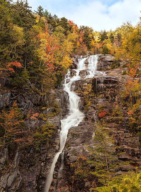 シルバーカスケード滝、ホワイトマウンテンズ、ニューハンプシャー州（垂直） - silver cascade falls ストックフォトと画像