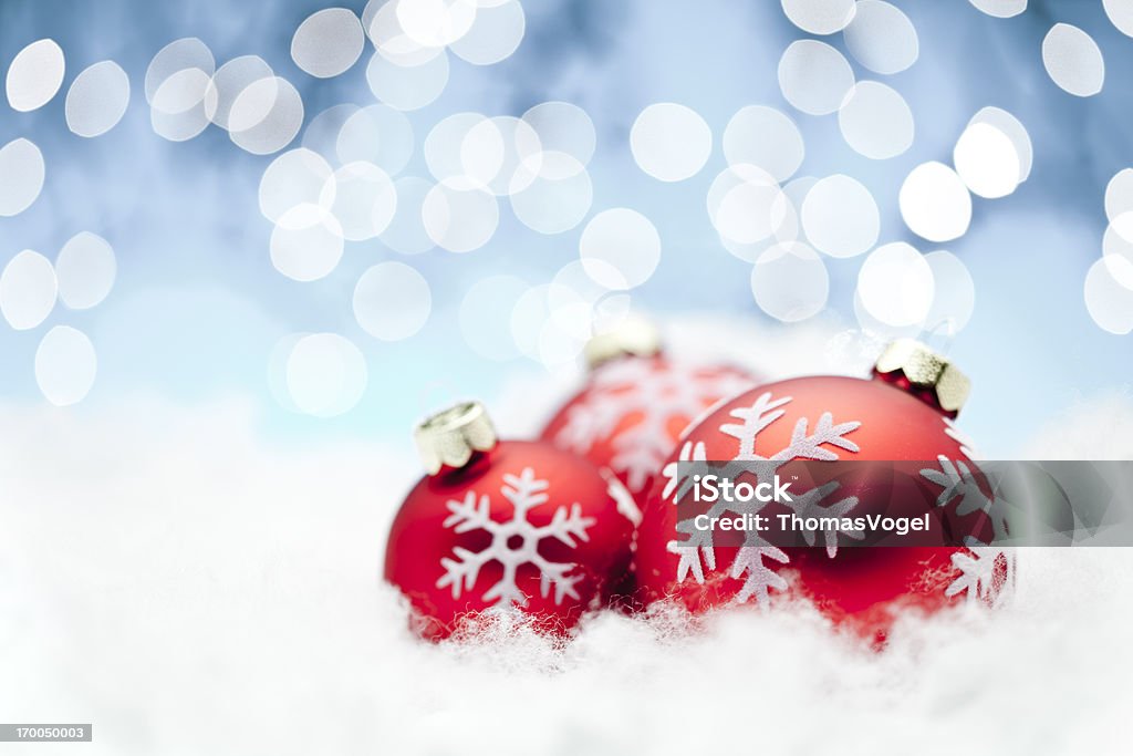 Rojo bolas de Navidad copo de nieve-nieve de invierno decoración adorno de navidad - Foto de stock de Adorno de navidad libre de derechos