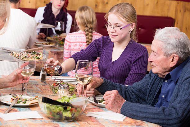 grandpa et petite-fille au restaurant pizza - family multi ethnic group candid couple photos et images de collection