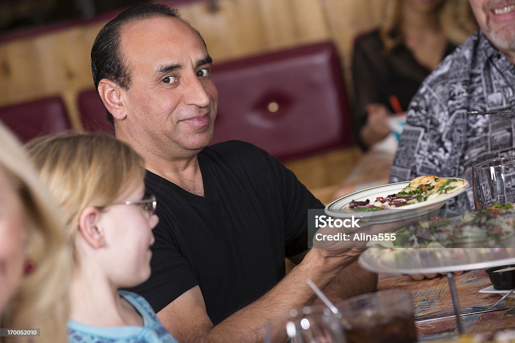 Dojrzały mężczyzna jedzenie pizzy się w restauracji - Zbiór zdjęć royalty-free (Alkohol - napój)