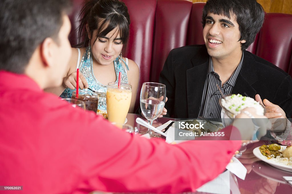Nastoletnich przyjaciół jeść lunch w indyjskiej restauracji - Zbiór zdjęć royalty-free (Adolescencja)