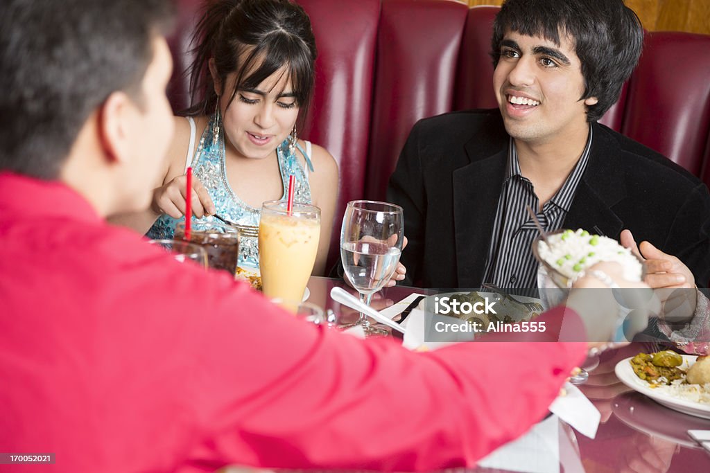 Adolescente amigos comendo um almoço no restaurante indiano - Foto de stock de Adolescente royalty-free