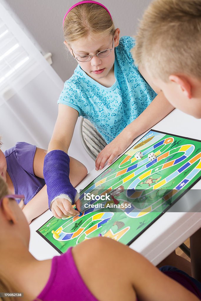 Grupo de niños jugando un juego de mesa - Foto de stock de Juego de mesa libre de derechos