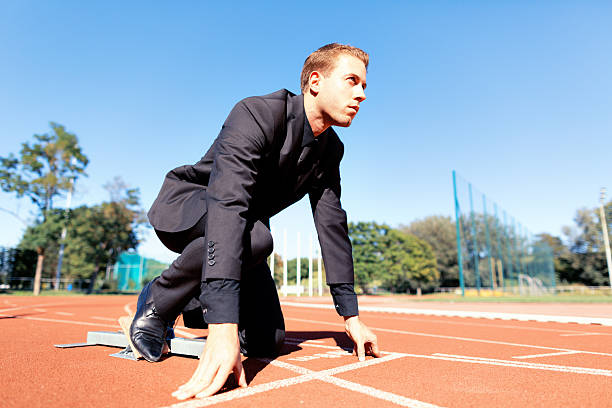 집중적이다 젊은 남자 사업가 in 스타팅블록 - starting line sprinting beginnings track event 뉴스 사진 이미지