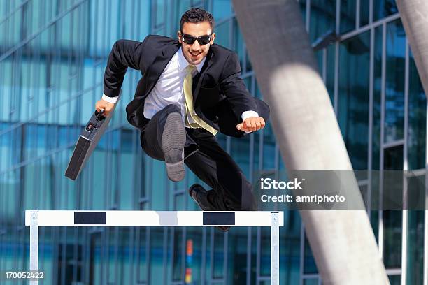 Clevere Dynamische Businesshurdler Stockfoto und mehr Bilder von Hürde - Hürde, Hürdenlauf - Laufdisziplin, Anzug