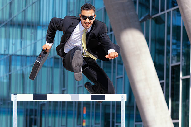 умный динамичные бизнес-hurdler - hurdle business businessman sport стоковые фото и изображения