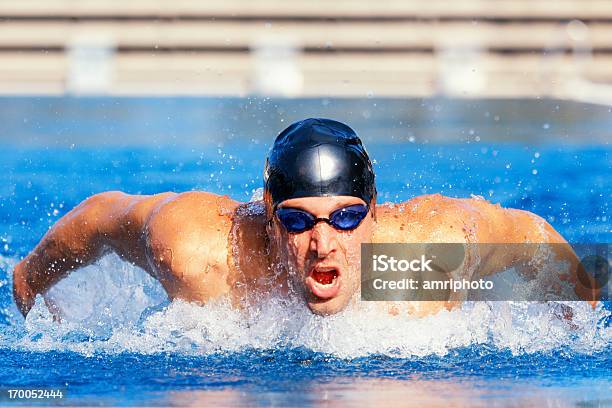 Photo libre de droit de Nageur Respiration Papillon banque d'images et plus d'images libres de droit de Natation - Natation, Hommes, Brasse papillon