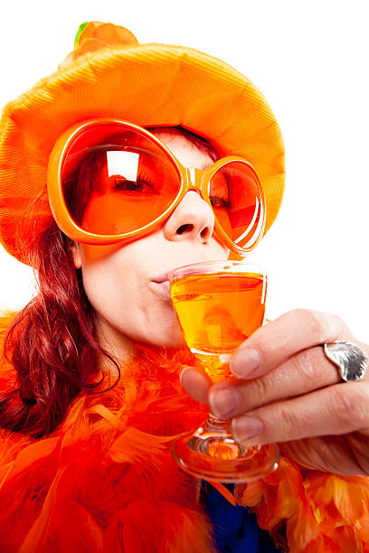 giovane donna bere oranjebitter - model98 foto e immagini stock