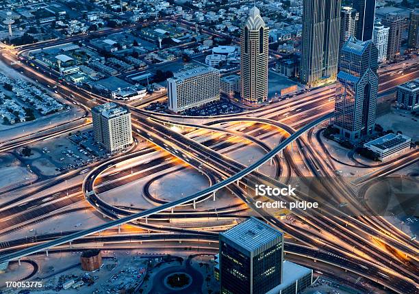 Veduta Aerea Su Sheikh Zayed Road Dubai Downtown A Notte - Fotografie stock e altre immagini di Ambientazione esterna