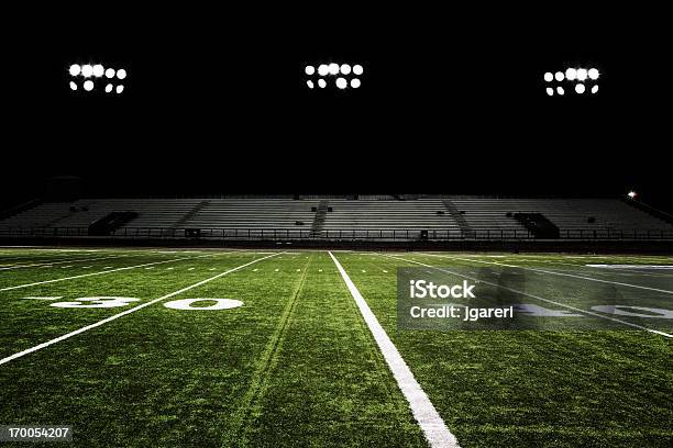 Campo De Futebol À Noite - Fotografias de stock e mais imagens de Campo de Futebol Americano - Campo de Futebol Americano, Estádio, Futebol Americano