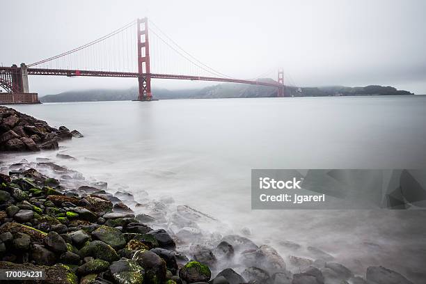 Puente Golden Gate Foto de stock y más banco de imágenes de Agua - Agua, Aire libre, Anochecer