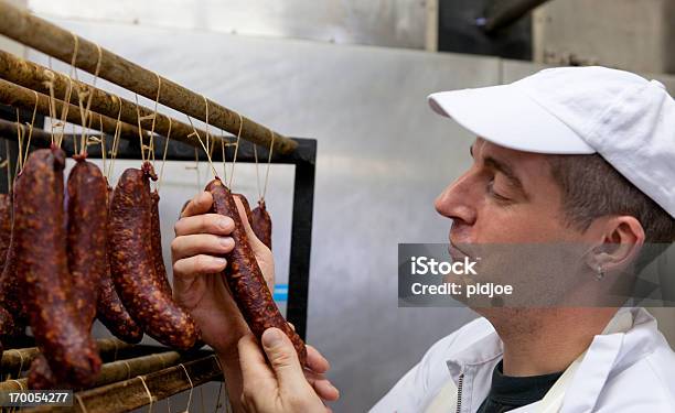 Macellaio Esaminare Salsicce - Fotografie stock e altre immagini di Insaccato - Insaccato, Macellaio, Uomini