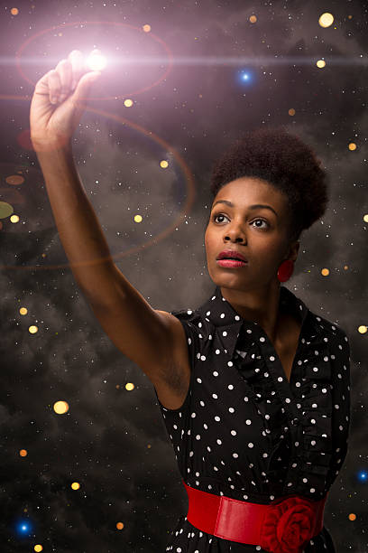 elegante donna afro-americana raggiungendo le stelle - reach for the stars foto e immagini stock