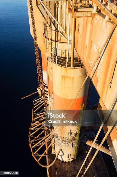 Plataforma De Plataforma De Petróleo No Mar Coluna - Fotografias de stock e mais imagens de Coluna arquitetónica - Coluna arquitetónica, Estrutura construída, Flutuar na Água