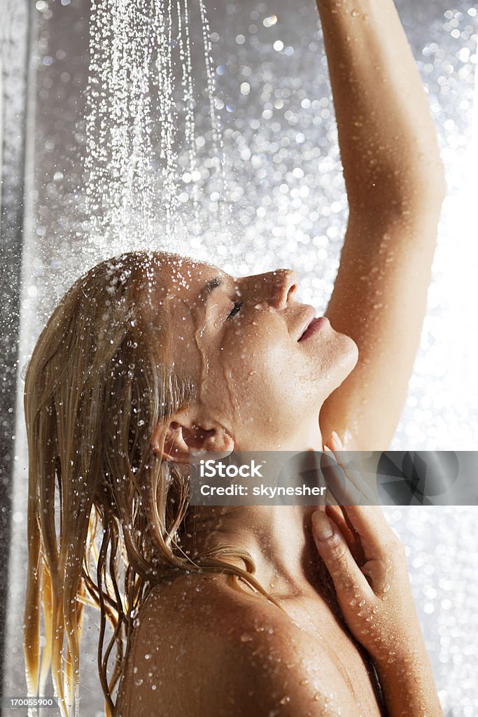 Femme prenant une douche. - Photo de Douche libre de droits