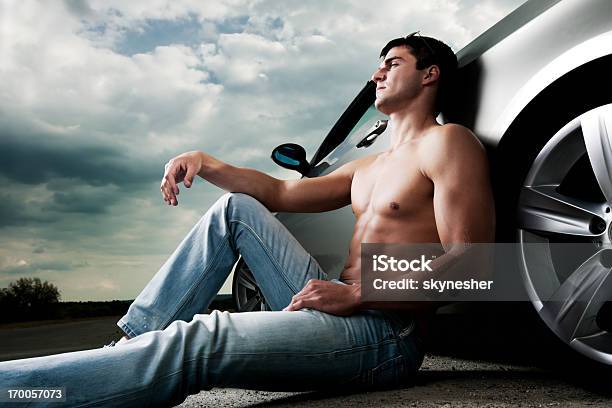 Молодой Красивый Человек Сидящий Рядом С Его Машиной — стоковые фотографии и другие картинки Манекенщица