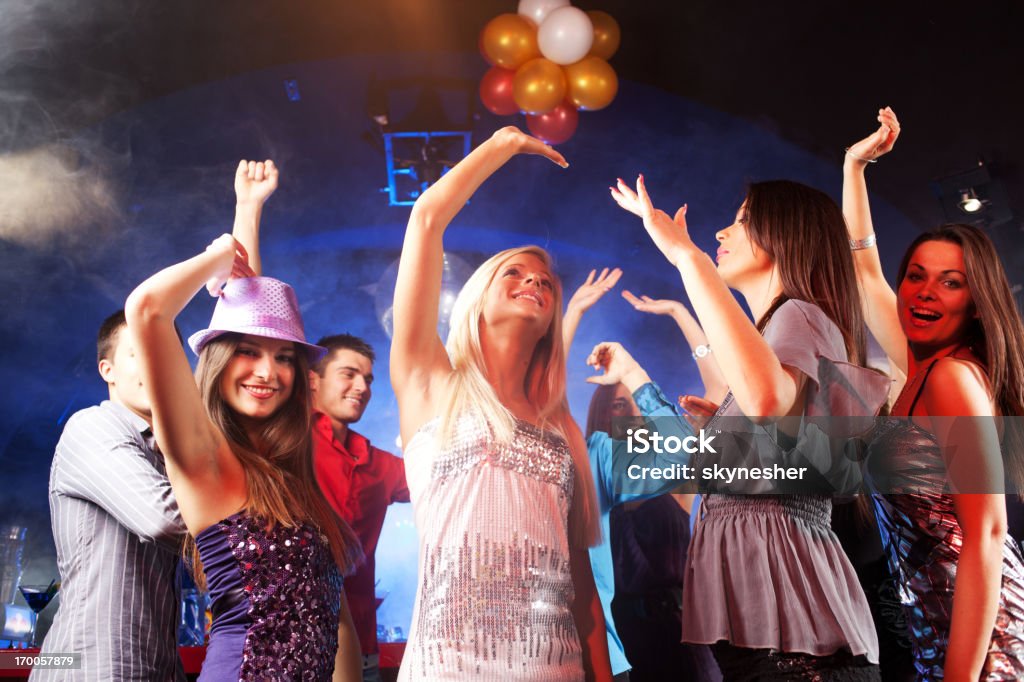 Gruppe von jungen Menschen Tanzen in der disco club. - Lizenzfrei Arme hoch Stock-Foto