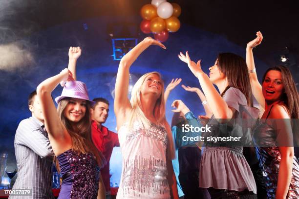 Gruppe Von Jungen Menschen Tanzen In Der Disco Club Stockfoto und mehr Bilder von Arme hoch