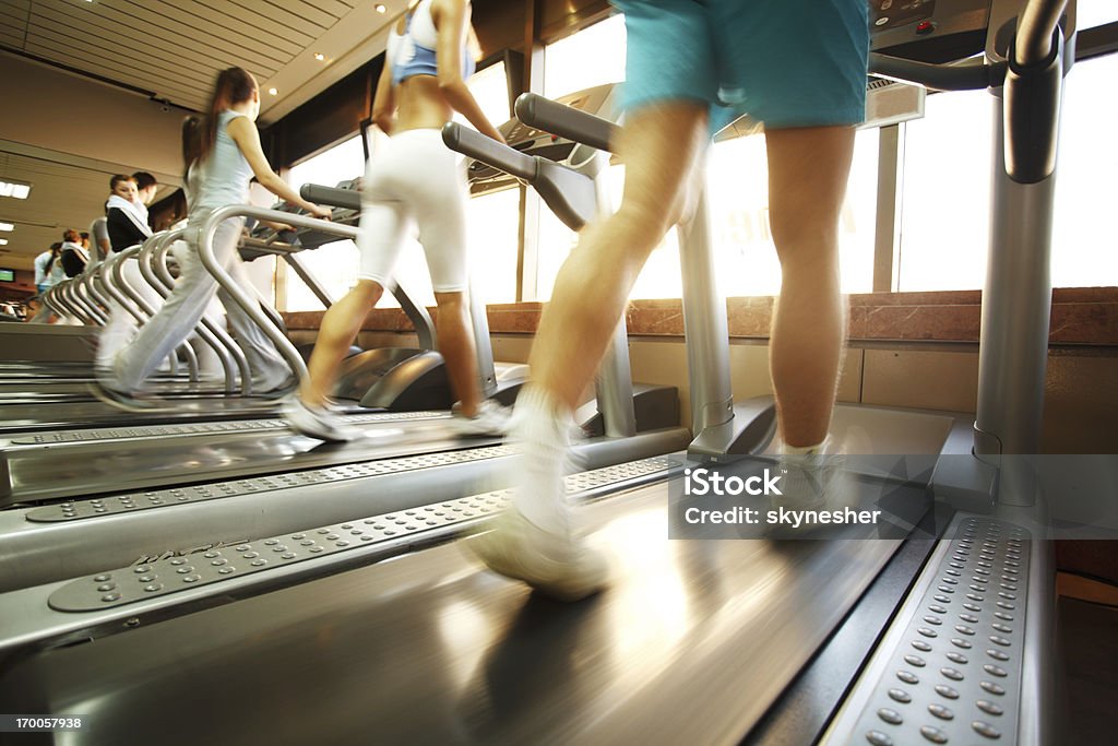 Persone camminare sul tapis roulant in palestra. - Foto stock royalty-free di Abbigliamento sportivo