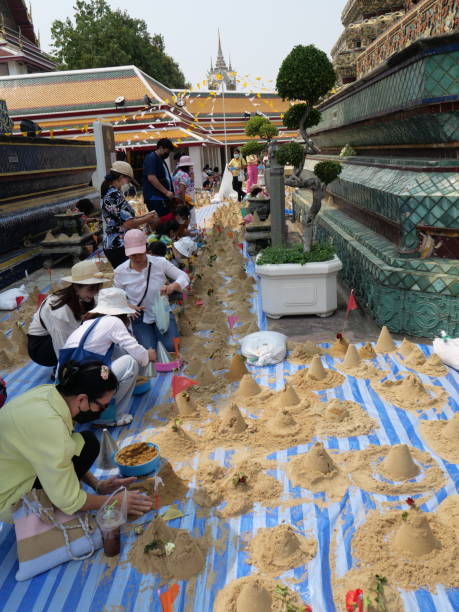 thailändische neujahrsaktivitäten - thailand new years eve songkran buddhist new year stock-fotos und bilder