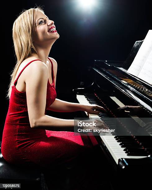 Schöne Frau Spielt Klavier Stockfoto und mehr Bilder von Klavier - Klavier, Theateraufführung, Attraktive Frau