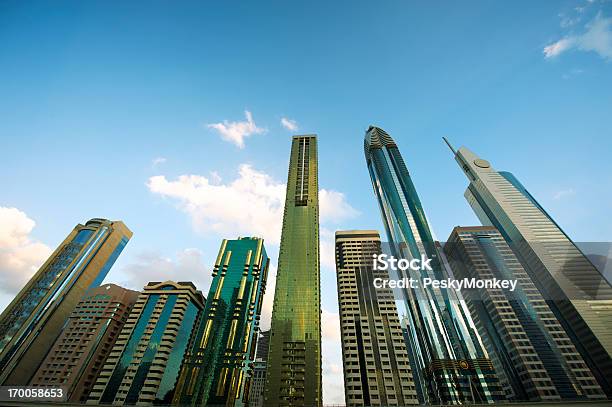 列のモダンな超高層ビルがドバイの輝く青空市 - オフィスビルのストックフォトや画像を多数ご用意 - オフィスビル, ドバイ, 並んでいる
