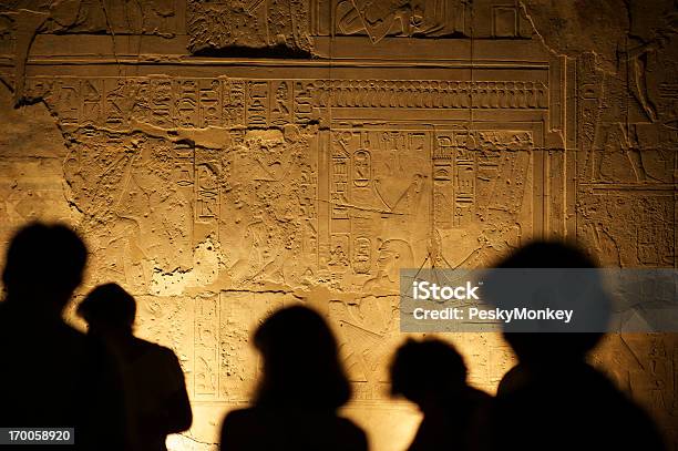 Egipcio Hieroglyphs Con Turista Siluetas Foto de stock y más banco de imágenes de Guía - Guía, Egipto, Viajes