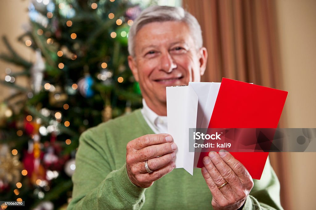 Großvater mit Urlaub Karten von Weihnachtsbaum - Lizenzfrei Weihnachtskarte Stock-Foto