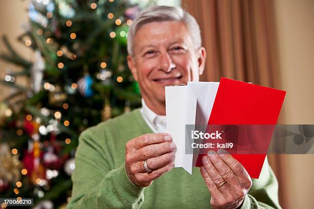 Großvater Mit Urlaub Karten Von Weihnachtsbaum Stockfoto und mehr Bilder von Weihnachtskarte - Weihnachtskarte, Großvater, Post