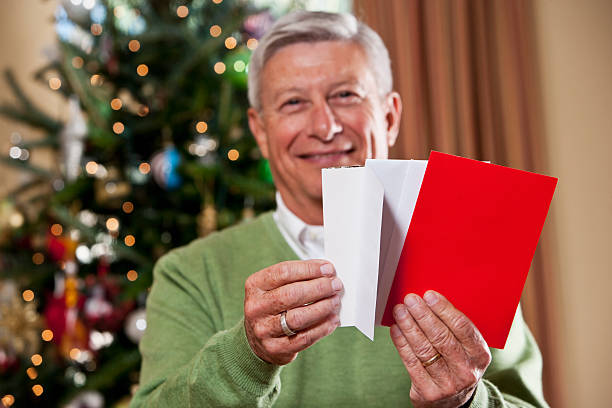 grand-père avec des cartes de sapin de noël - senior adult photograph photography family tree photos et images de collection