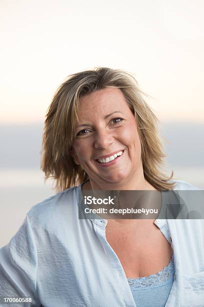 Retrato De Mujer Madura Feliz Al Aire Libre Foto de stock y más banco de imágenes de Mujeres - Mujeres, Una sola mujer, Gordo - Complexión