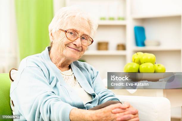 Babcia W Domu - zdjęcia stockowe i więcej obrazów Babka - Dziadek i babcia - Babka - Dziadek i babcia, Portret, Senior