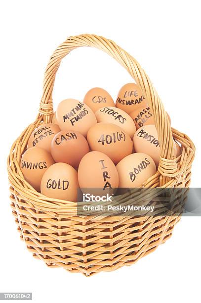 すべての金融卵 1 つのバスケット - Putting All Your Eggs In One Basket 英語の慣用句のストックフォトや画像を多数ご用意 - Putting All Your Eggs In One Basket 英語の慣用句, 豊か, アイデア