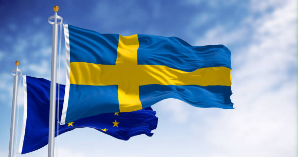 flaggen schwedens und der europäischen union wehen gemeinsam an einem klaren tag - stockholm sweden flag swedish culture stock-fotos und bilder