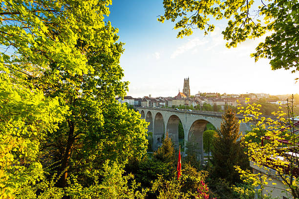 hermosa ciudad de friburgo amanecer suiza - fribourg fotografías e imágenes de stock