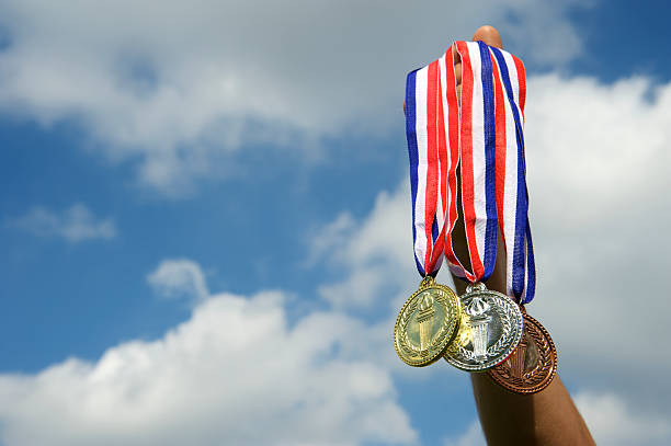 mãos up de medalhas de ouro prata e bronze no céu - bronze medal medal bronze winning imagens e fotografias de stock