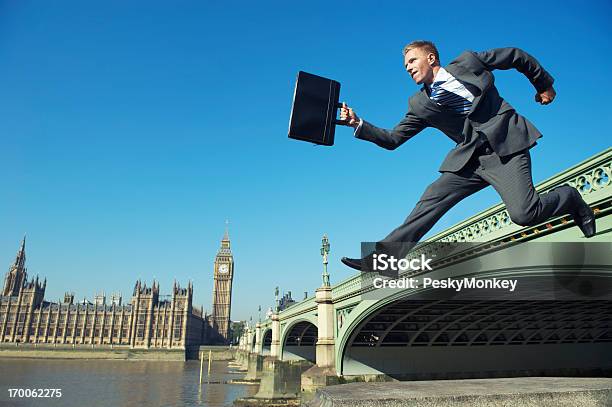 Английский Бизнесмен Mp Прыжки На Вестминстерский Мост В Лондоне — стоковые фотографии и другие картинки Политик