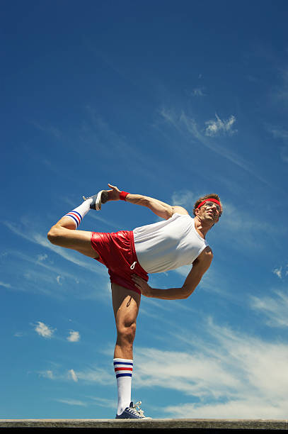 nerd atleta s'extiende contra el cielo azul - copy space one person vertical 1970s style fotografías e imágenes de stock