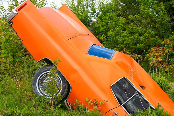 épave de voiture - ditch photos et images de collection