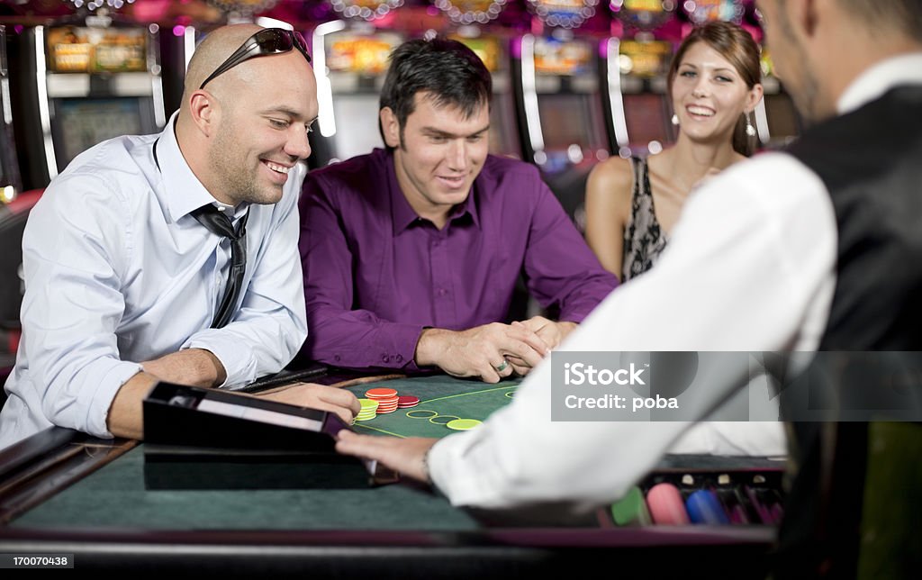 Niños y niñas jugando al póquer en el casino, black jack - Foto de stock de Adicción libre de derechos