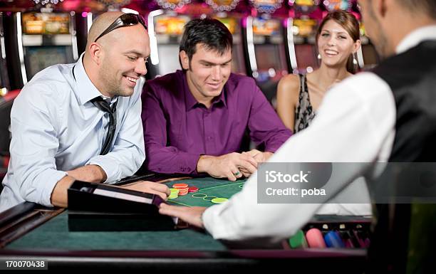 Niños Y Niñas Jugando Al Póquer En El Casino Black Jack Foto de stock y más banco de imágenes de Adicción