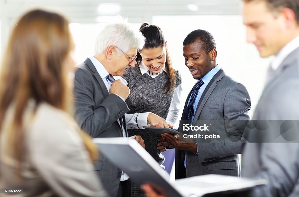Grupo de pessoas de negócios a discutir e trabalhando em um touchpad - Foto de stock de Adulto royalty-free