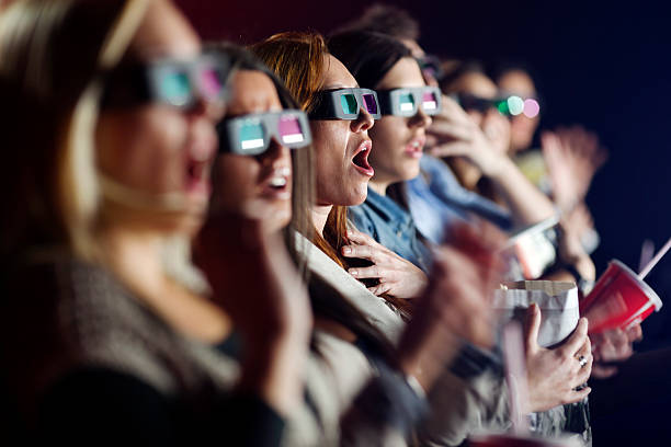 audiencia ve películas con 3 d gafas de cine - gafas 3d fotografías e imágenes de stock