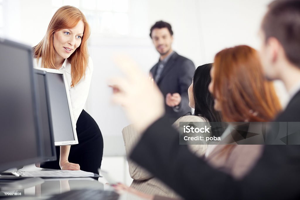 Mulher de negócios, dando uma apresentação de sua equipe - Foto de stock de Adulto royalty-free