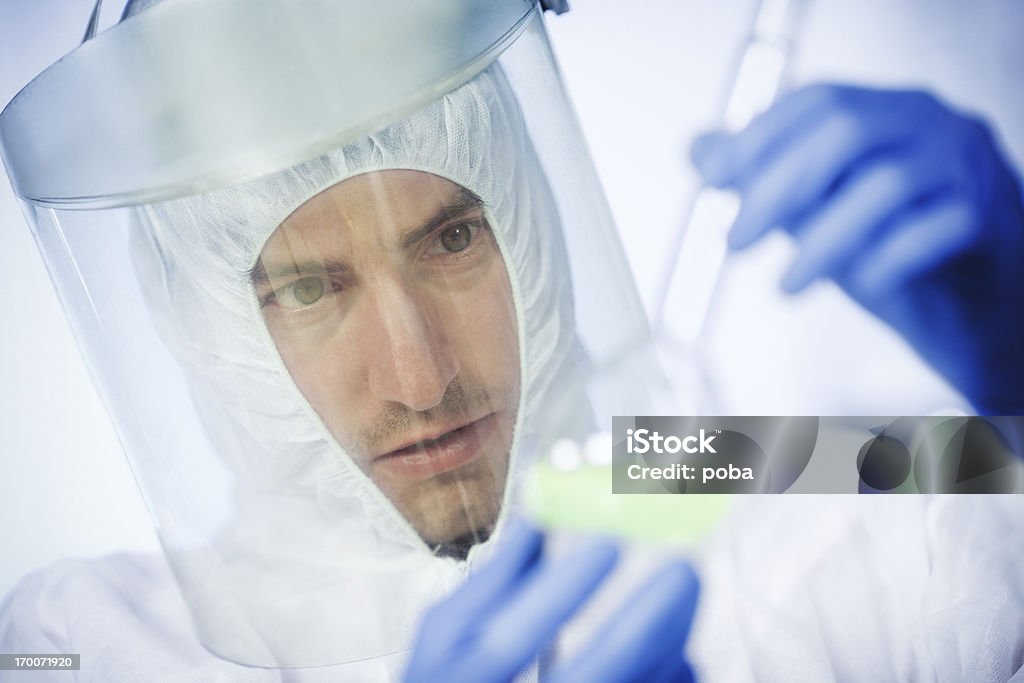 Científicos que trabajan en el laboratorio de examinar sustancias químicas peligrosas - Foto de stock de 25-29 años libre de derechos