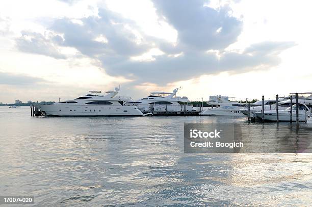 Lujo Yates En El Puerto Deportivo De Miami Beach Foto de stock y más banco de imágenes de Puerto deportivo - Puerto - Puerto deportivo - Puerto, Miami, Agua